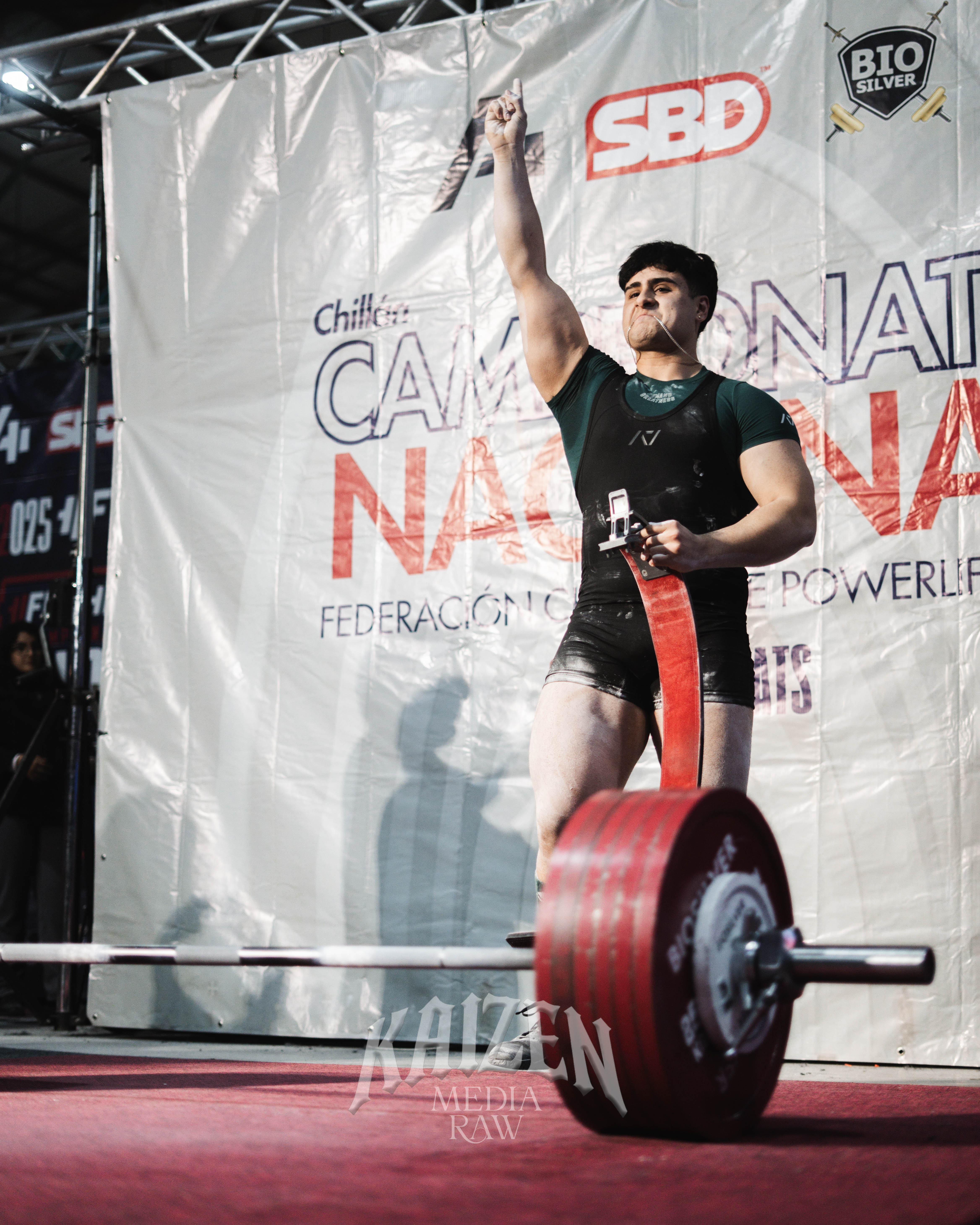 Coche de la marca Derco en un camino de tierra